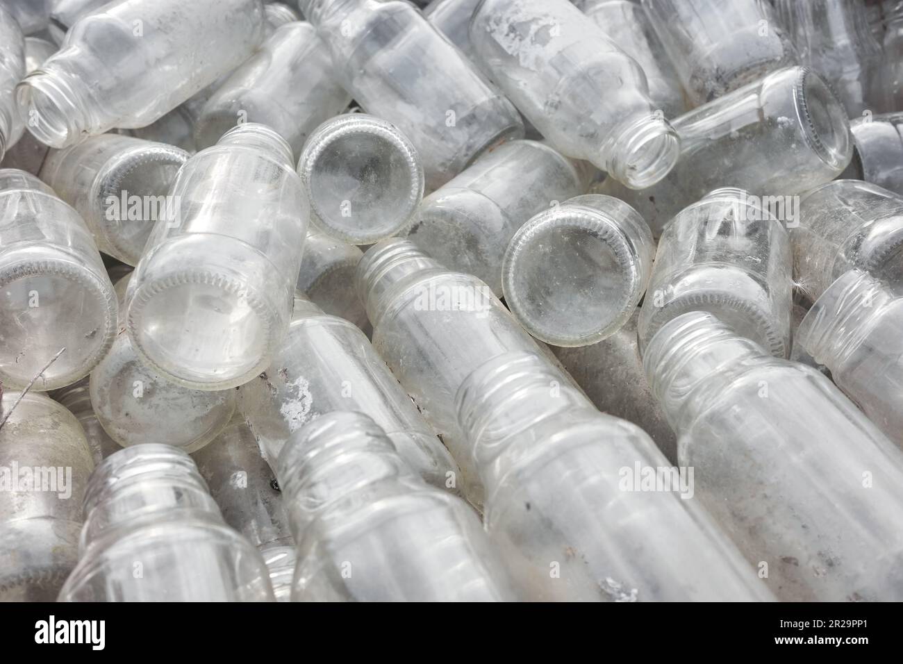 Bottiglie di vetro vuote usate conservate per il riciclaggio, focalizzazione selettiva Foto Stock