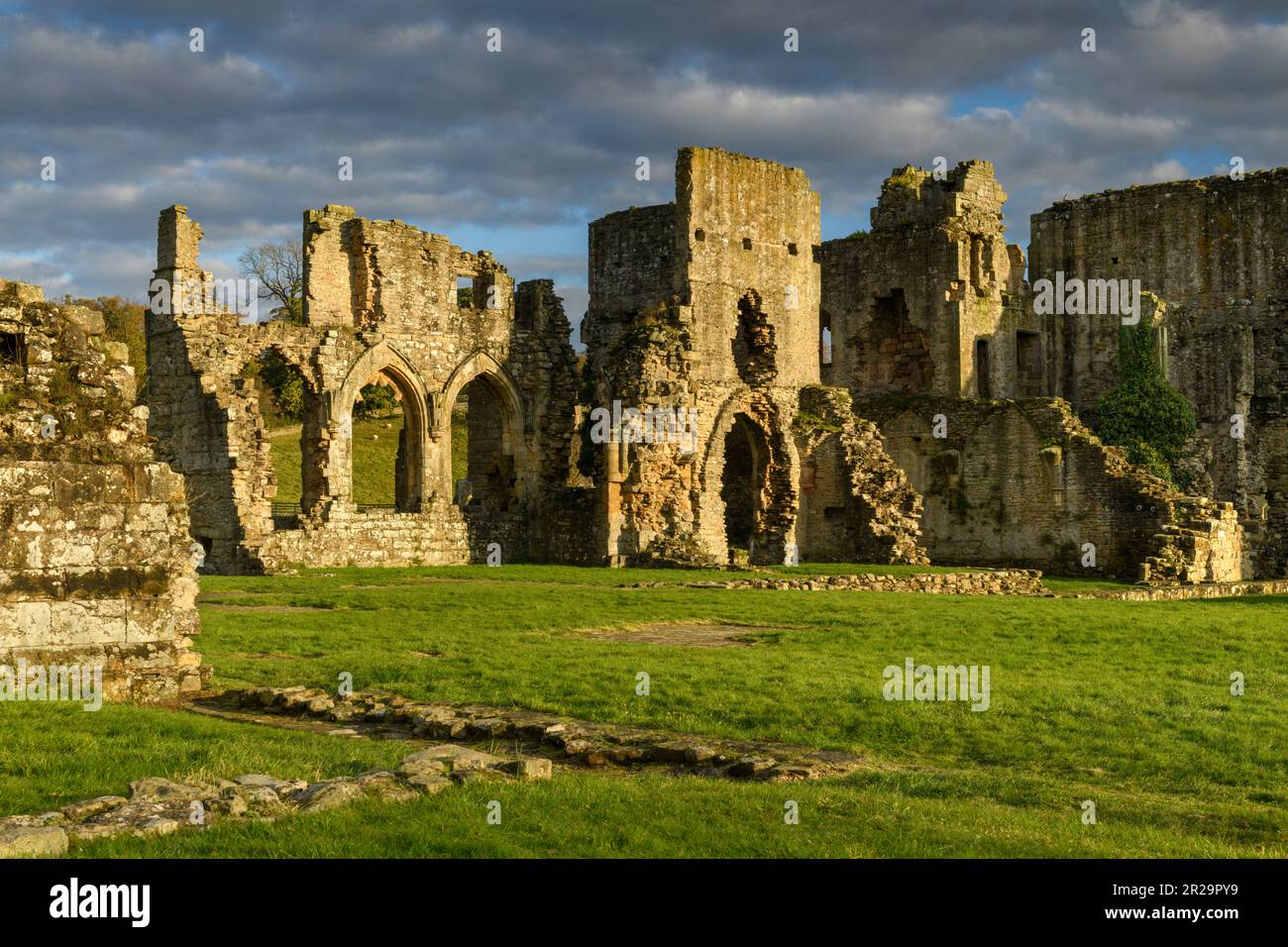 Pittoresco e bellissimo punto di riferimento medievale, Abbazia di Easby (13th ° secolo est range resti, pareti di pietra, chiostro, cielo drammatico) - Inghilterra UK. Foto Stock