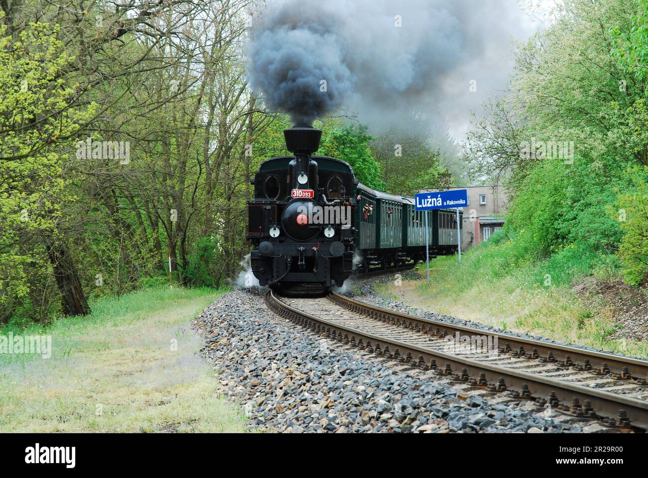 Storica locomotiva a vapore CSD 310,093, nick name 'Kafemlejnek' = macinacaffè alla stazione ferroviaria di Luzna vicino a Rakovnik durante il fine settimana di azione vapore Foto Stock