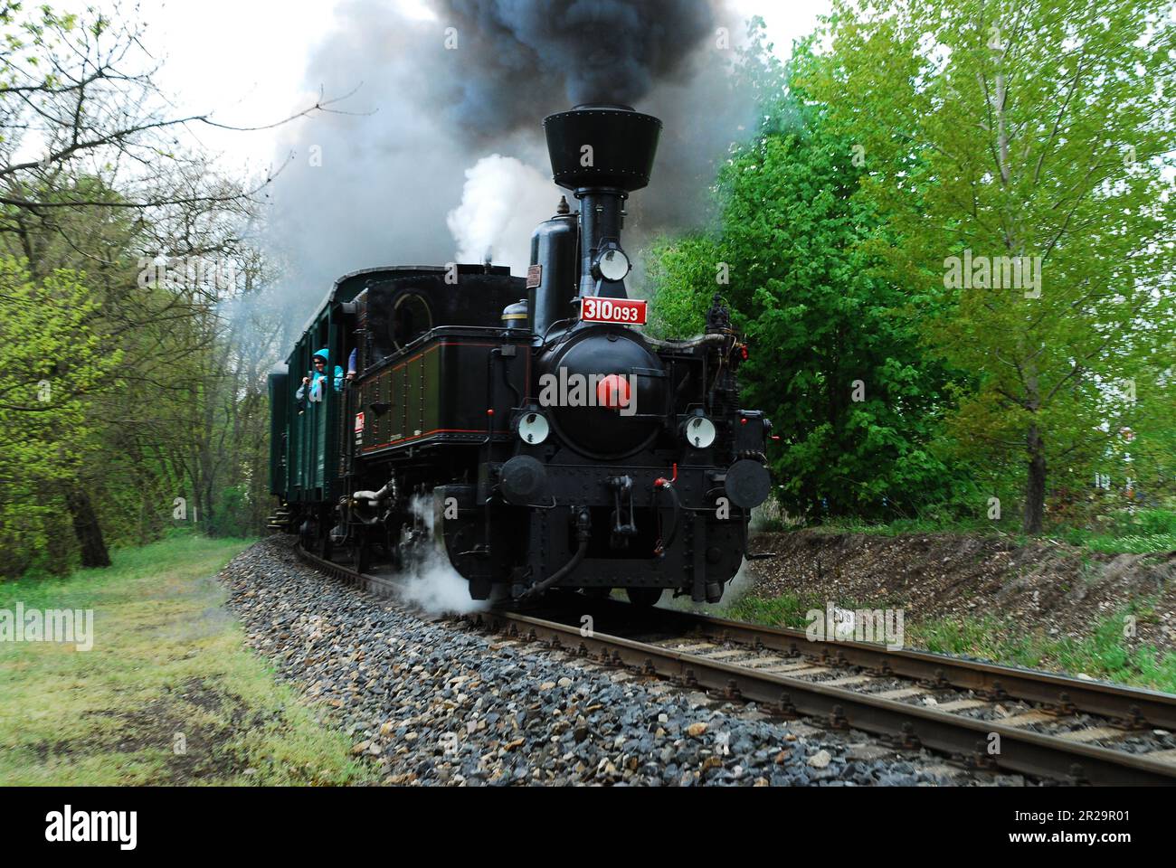 Storica locomotiva a vapore CSD 310,093, nick name 'Kafemlejnek' = macinacaffè alla stazione ferroviaria di Luzna vicino a Rakovnik durante il fine settimana di azione vapore Foto Stock