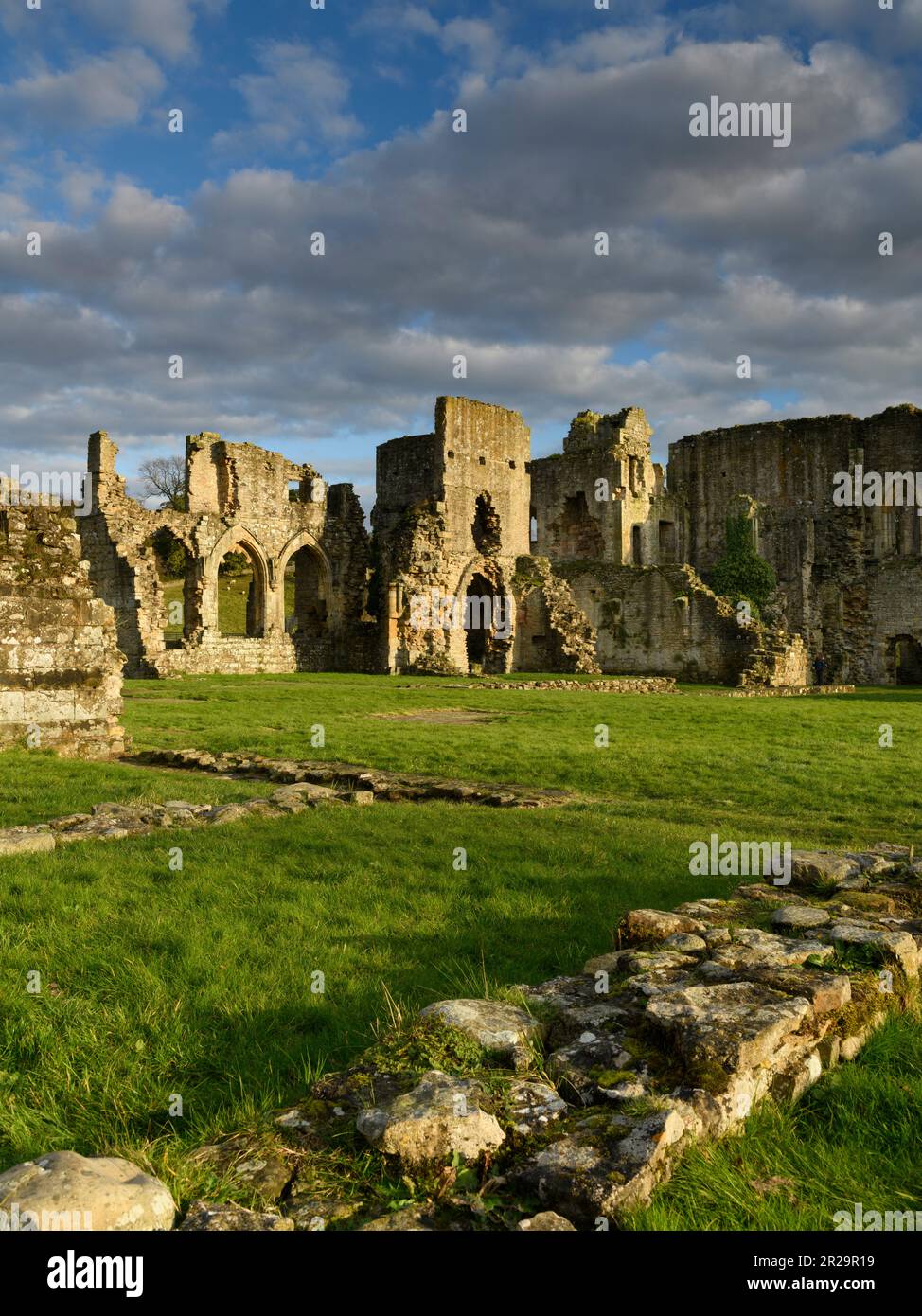 Pittoresco e bellissimo punto di riferimento medievale, Abbazia di Easby (13th ° secolo est range resti, pareti di pietra, chiostro, cielo drammatico) - Inghilterra UK. Foto Stock