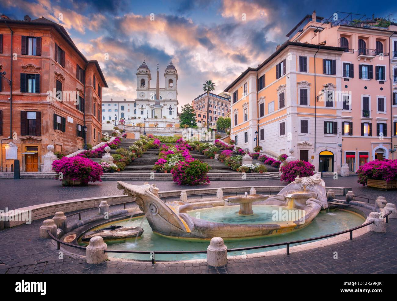 Piazza di Spagna, Roma, Italia. Immagine di Piazza di Spagna e Fontana di Barcaccia a Roma all'alba. Foto Stock