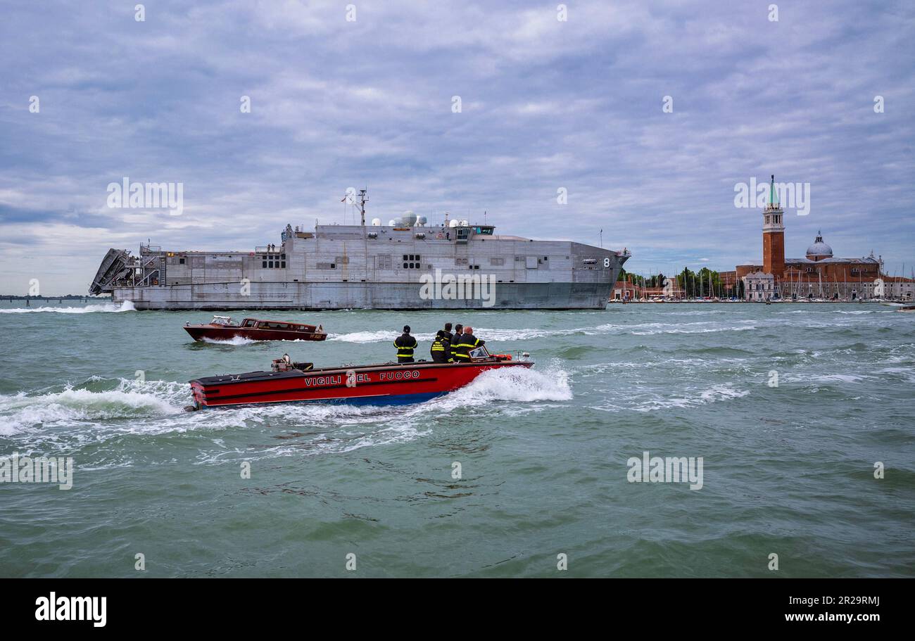 Venezia, Italia, 18th maggio 2023 il Catamarano della Marina degli Stati Uniti, chiamato USNS Yuma (T-EPF-8), è l'ottava spedizione rapida di classe Spearhead e gestita dal comando militare Sealift della Marina degli Stati Uniti di fronte alla Biennale di architettura 2023 Marco secchi / Alamy Live News Foto Stock