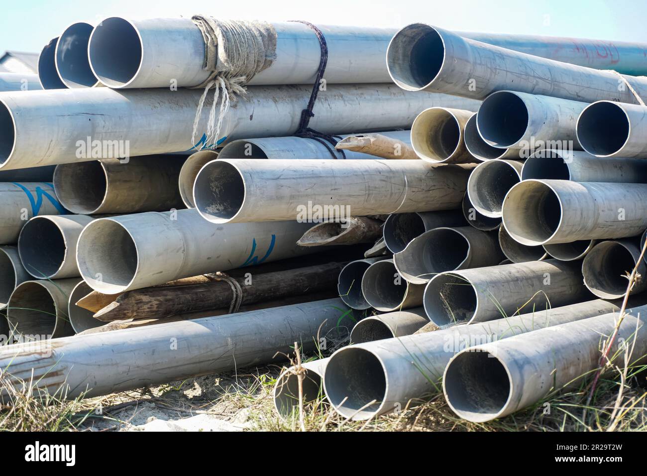 Vista ravvicinata di molti tubi di plastica usati nel cantiere Foto Stock