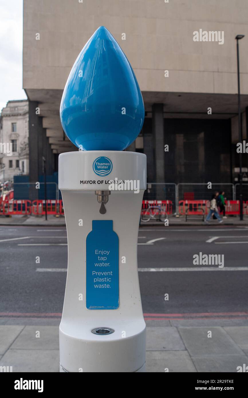 Waterloo, Londra, Regno Unito. 17th maggio, 2023. Un punto di ricarica per bottiglie di acqua potabile Thames Water e Mayor of London fuori dalla stazione ferroviaria di Waterloo a Londra. Lo scopo di tali fontane di acqua potabile è quello di ridurre il numero di bottiglie d'acqua di plastica scartate spesso visto che litigano le strade. Credito: Maureen McLean/Alamy Foto Stock