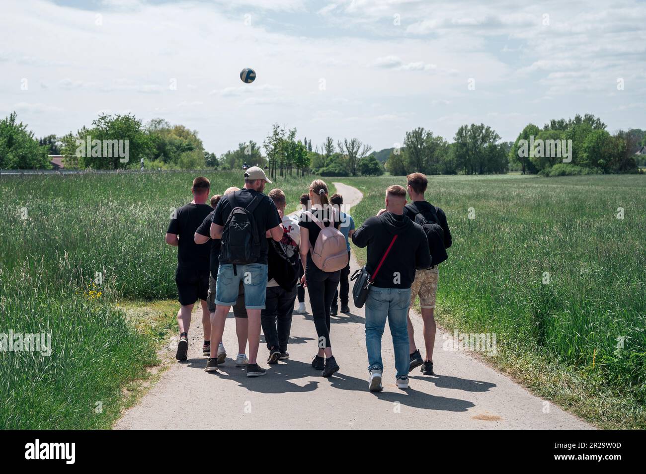 18 maggio 2023, Baviera, Großheirath: Un gruppo escursionistico per la Festa del Padre di Rossach si aggira intorno a bere e di buon umore. Lungo il percorso giocano con una pallavolo. Il giorno dell'Ascensione risale agli atti degli Apostoli di Luca. Al di fuori delle chiese, il giorno dell'Ascensione si chiama "Festa del Padre". Viene celebrata con giochi maschili e feste da bere. Foto: Daniel Vogl/dpa Foto Stock