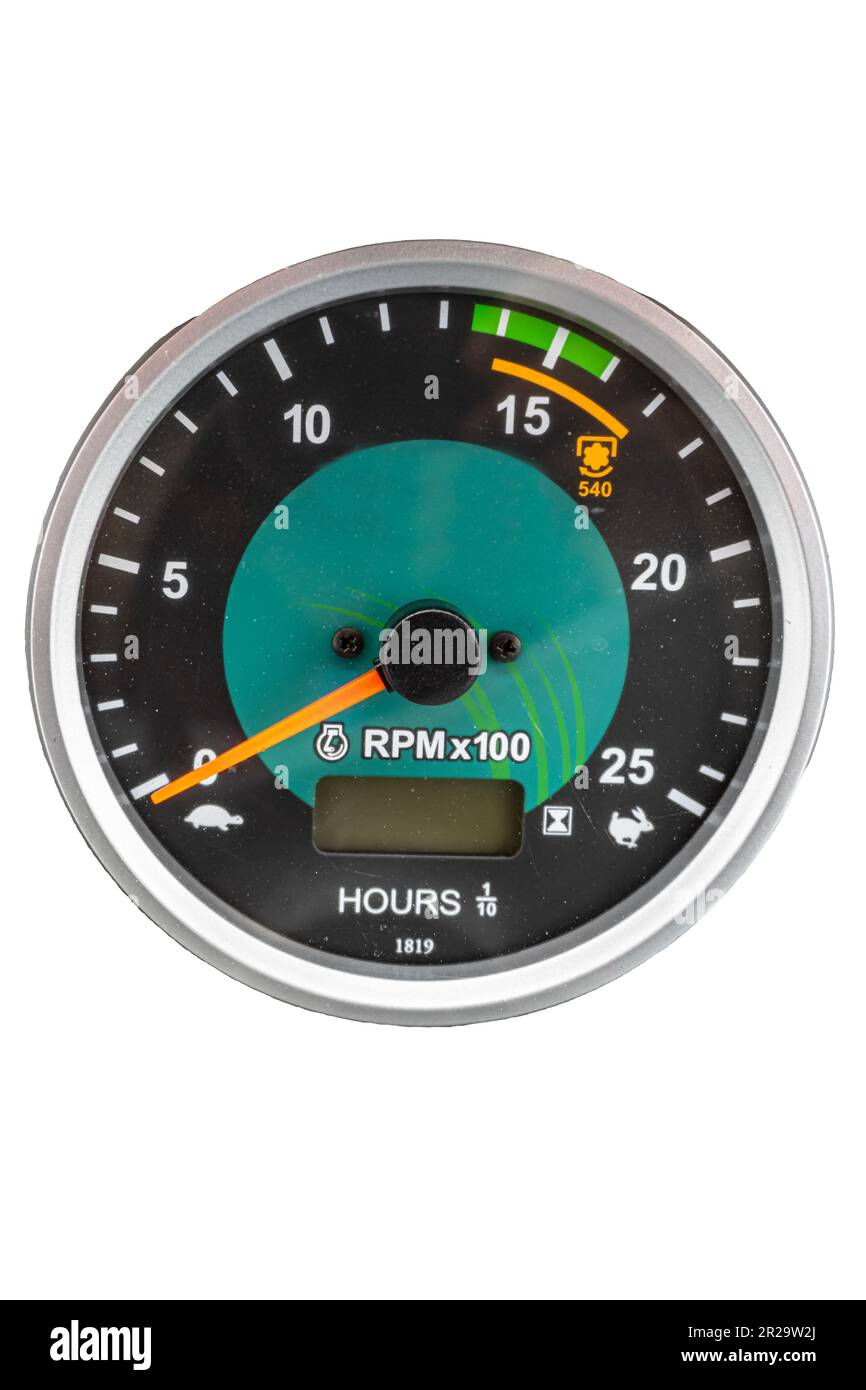 Indicatore del misuratore di velocità isolato su sfondo bianco con tracciato di ritaglio e spazio di copia. Indicatore rotondo della velocità del nastro Foto Stock