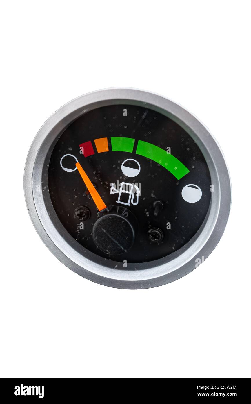 Indicatore del misuratore del carburante isolato su sfondo bianco con tracciato di ritaglio e spazio di copia. Indicatore rotondo della velocità del nastro Foto Stock