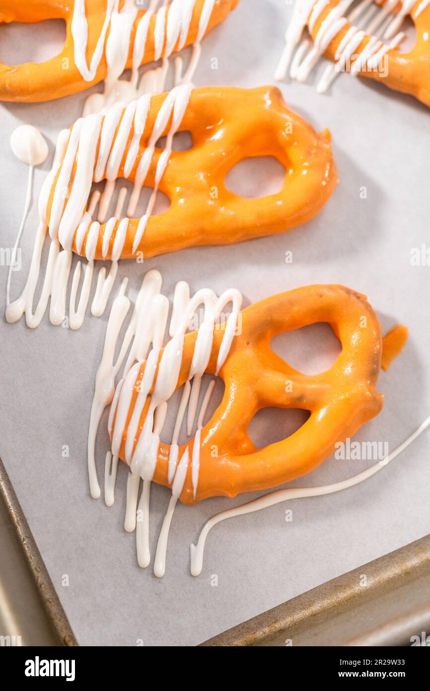 Pretzel Twist ricoperta di cioccolato da buongustai Foto Stock