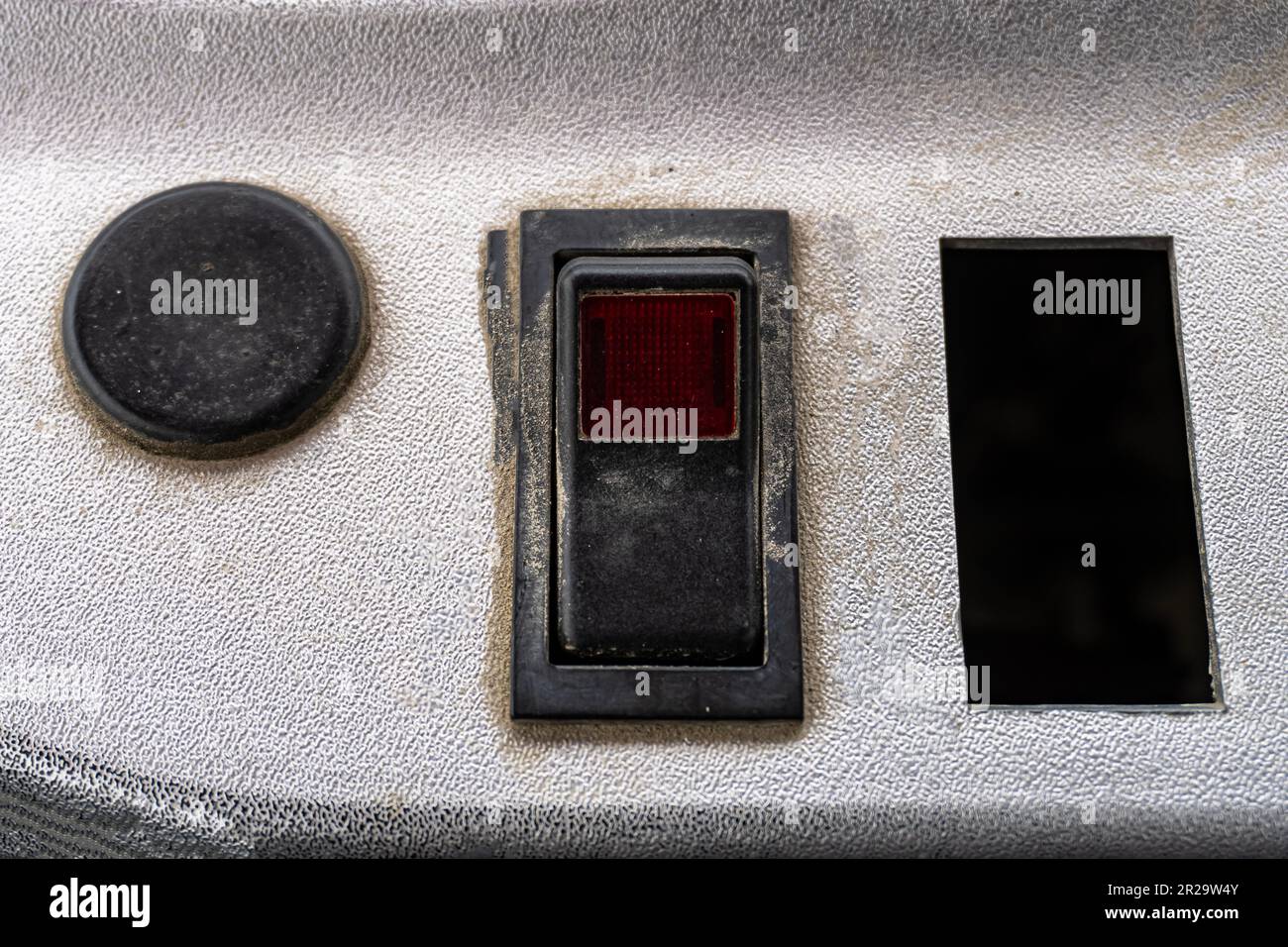 Un pulsante di alimentazione del trattore e una spia di stato Foto Stock