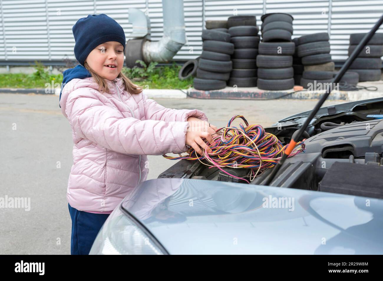 Bambini, auto meccanica lavora in garage. Servizi di riparazione all'aperto Foto Stock