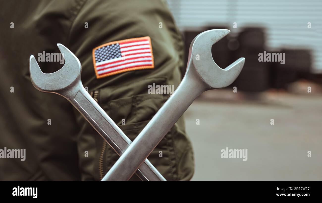 American Mechanic in uniforme blu tiene la chiave contro l'ondulazione Foto Stock