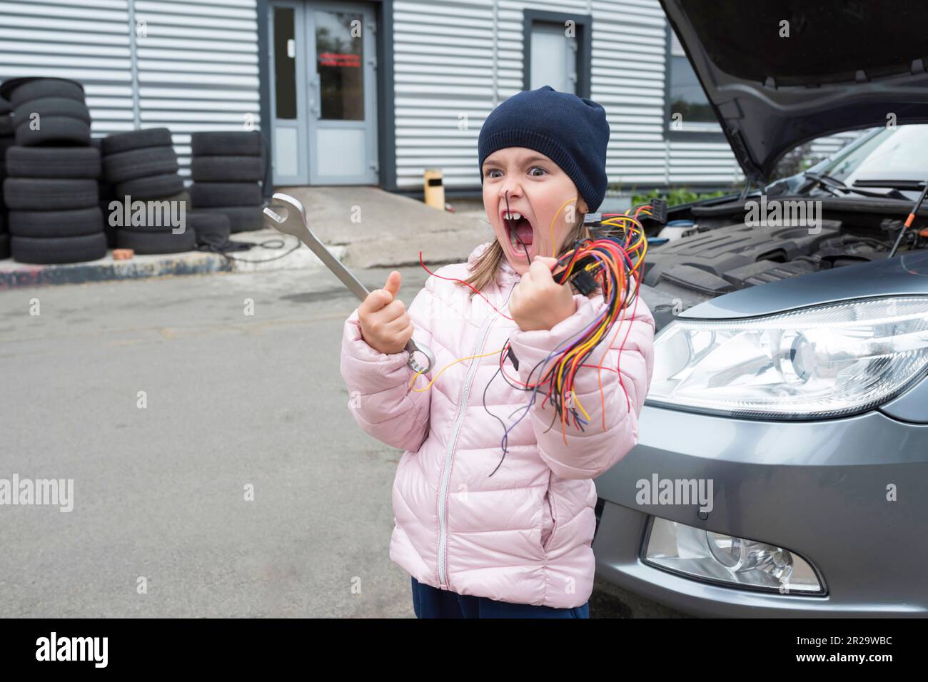 Meccanico per bambini che lavora in garage. Servizio auto. Servizio di riparazione Foto Stock