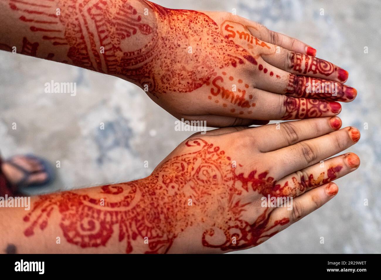 Mani con henné mehendi. Ha disegnato mehndi sulla mano di bella ragazza Bangladese primo piano Foto Stock