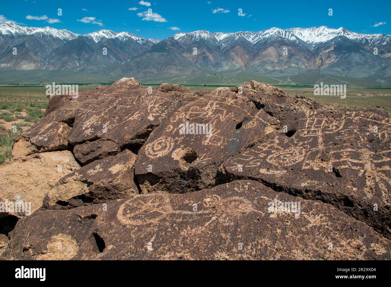 Questi petroglifi nativi americani si trovano in un luogo spirituale vicino a Bishop, Inyo County, CA, USA. Foto Stock