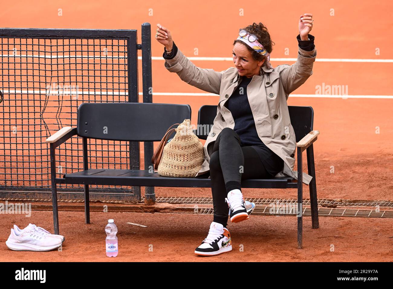 Roma, Italia. 18th maggio, 2023. Aneke Rune reagisce durante l'allenamento  del figlio Holger Rune al torneo di tennis Internazionale BNL d'Italia al  Foro Italico di Roma il 18th maggio 2023. Credit: Insidefoto