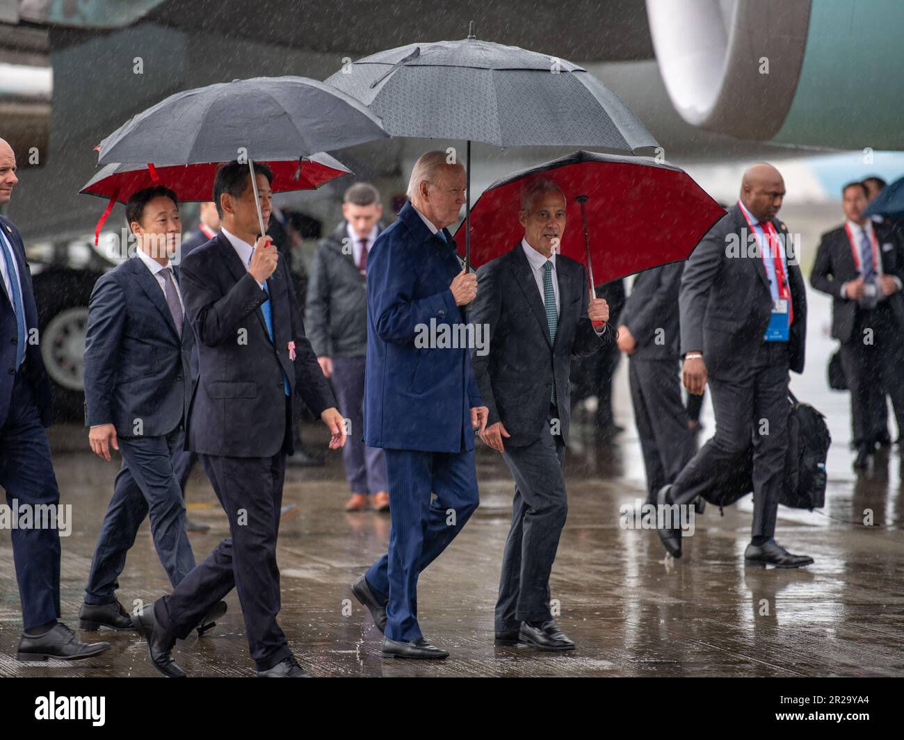 Iwakuni, Giappone. 18th maggio, 2023. Il presidente Joseph R. Biden arriva alla stazione aerea del corpo dei Marine di Iwakuni, Giappone, il 18 maggio 2023. Biden parteciperà al Summit G7 di Hiroshima insieme ai leader mondiali di Giappone, Italia, Canada, Francia, Regno Unito, La Germania e l’Unione europea. Foto di CPL. Evan Jones/USMC/UPI Credit: UPI/Alamy Live News Foto Stock