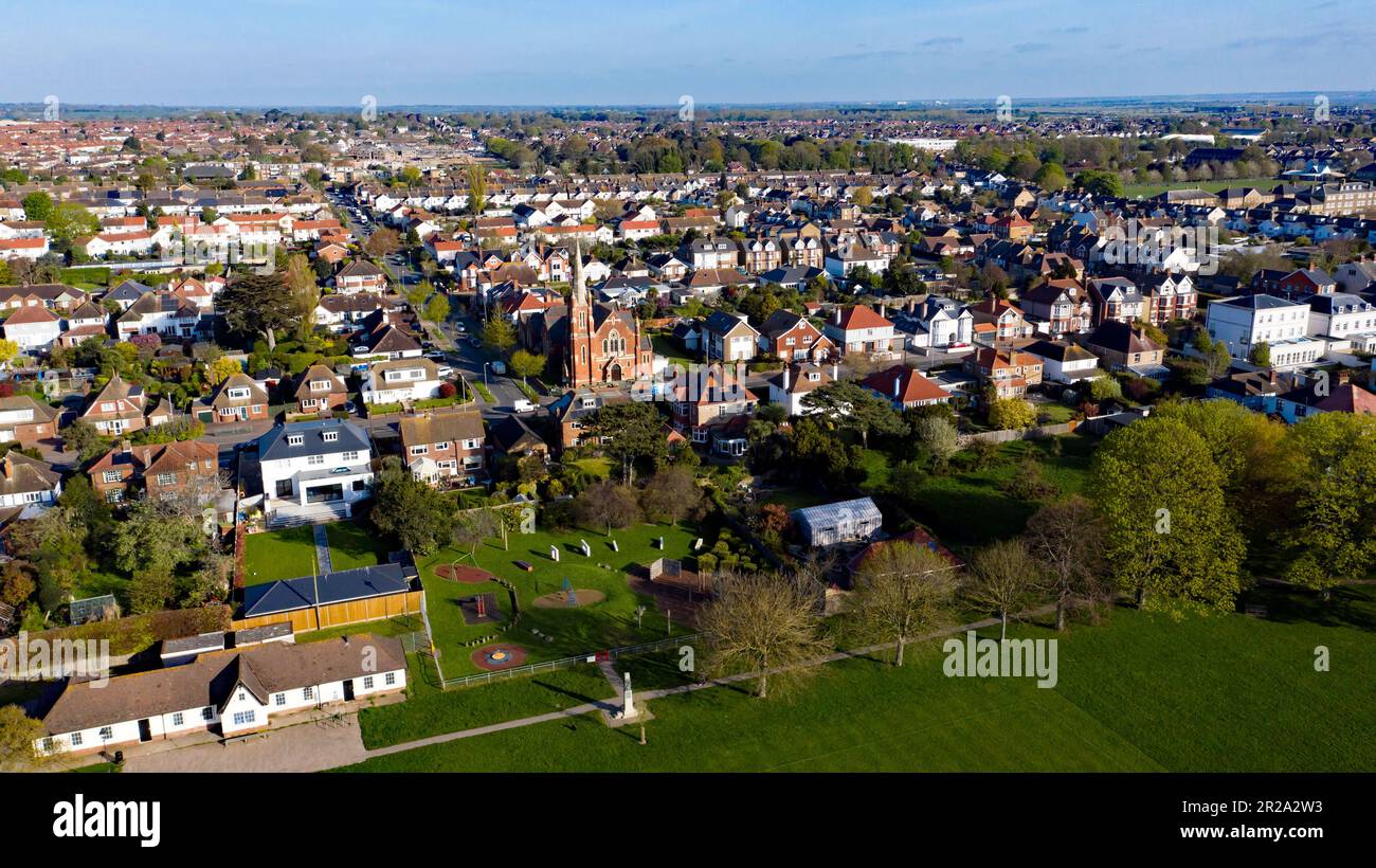 Veduta aerea, presa da un drone che volava sul Marke Wood Recreation Ground Walmer. Guardando lungo Kelvedon Road, verso Mill Hill e Upper Deal. Foto Stock