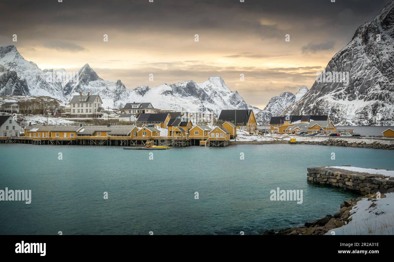 Viaggio in Norvegia, in ghiaccio, neve e l'atmosfera fredda. Visita l'isola di Lofoten lungo la strada dei Vichinghi. Paesaggi così grandi Foto Stock