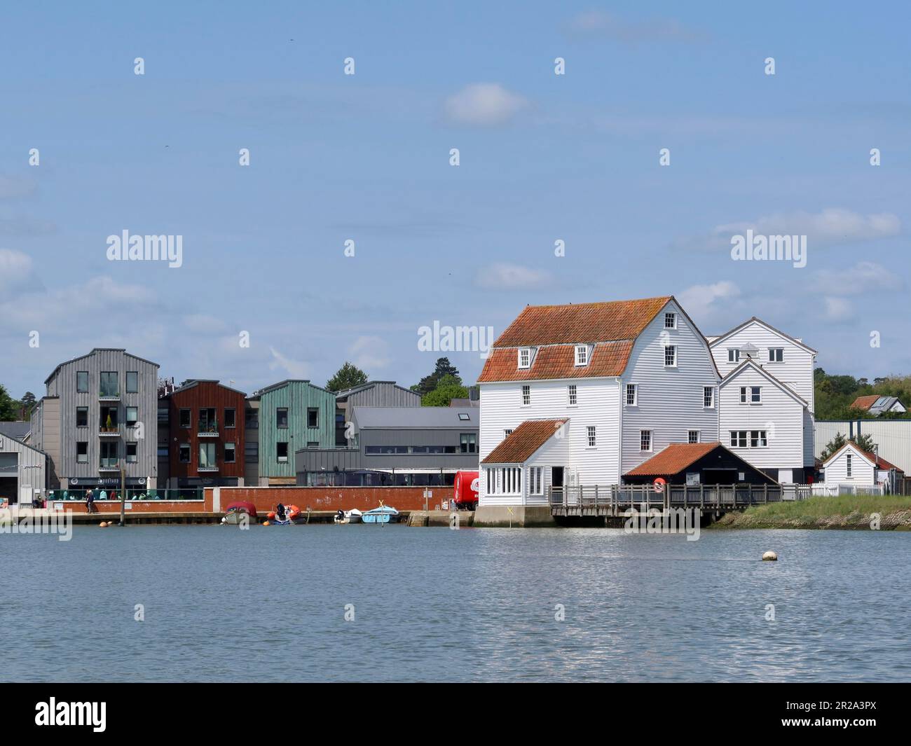 Woodbridge, Suffolk, UK - 18 Maggio 2023 : Vista da un viaggio sul fiume Deben. Lo storico Tide Mill e dintorni. Foto Stock