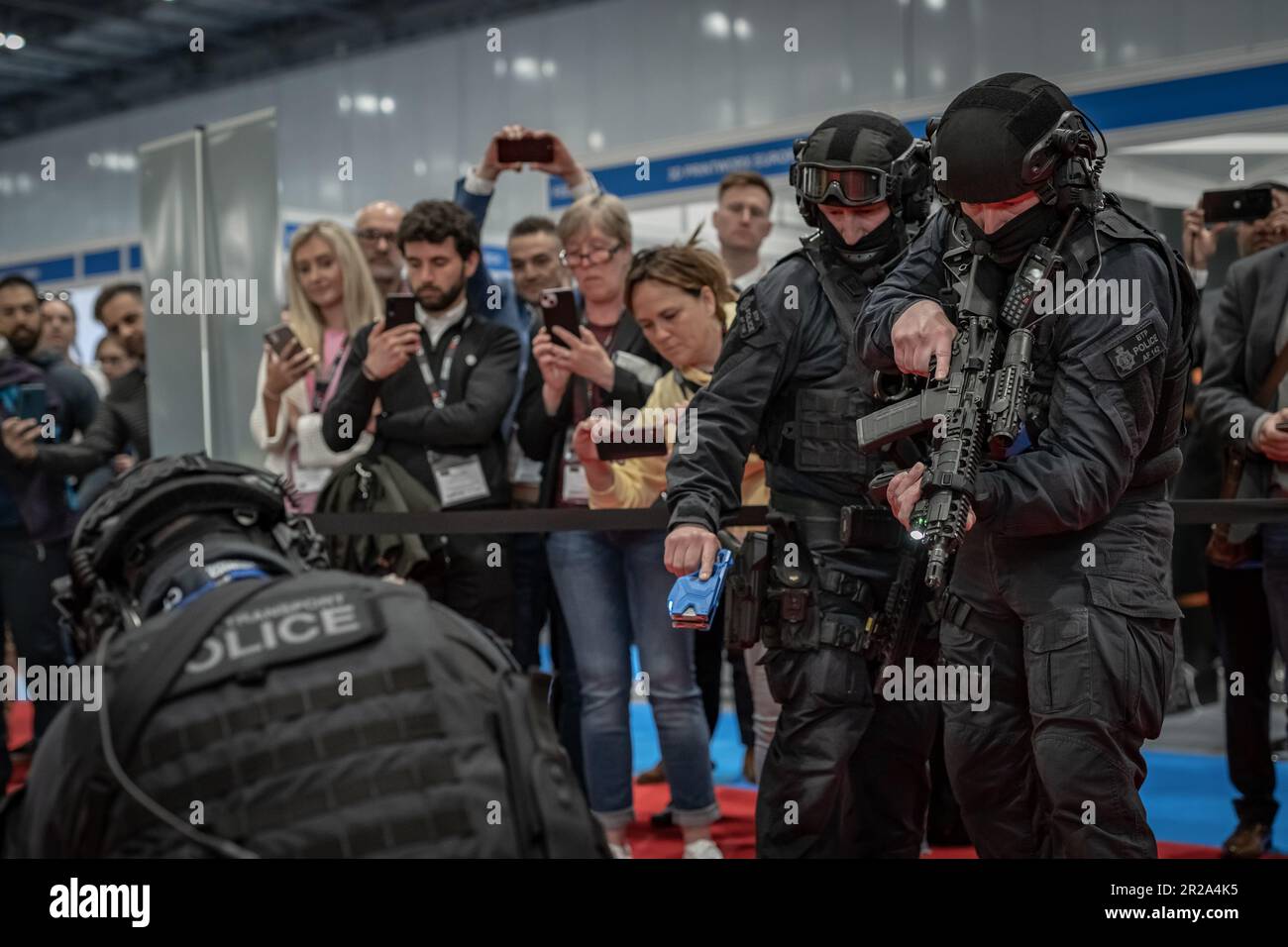 Londra, Regno Unito. 18th maggio 2023. Gli ufficiali del team di polizia militare della British Transport Police eseguono una dimostrazione dal vivo in attrezzatura tattica completamente armata al Counter Terror and Forensics Europe Expo (CTX), Excel Centre. I professionisti della sicurezza dell'industria, del governo e delle forze di polizia esibiscono e dimostrano le ultime tecnologie per migliorare la sicurezza e gli aiuti nella lotta contro il terrorismo internazionale. Credit: Guy Corbishley/Alamy Live News Foto Stock