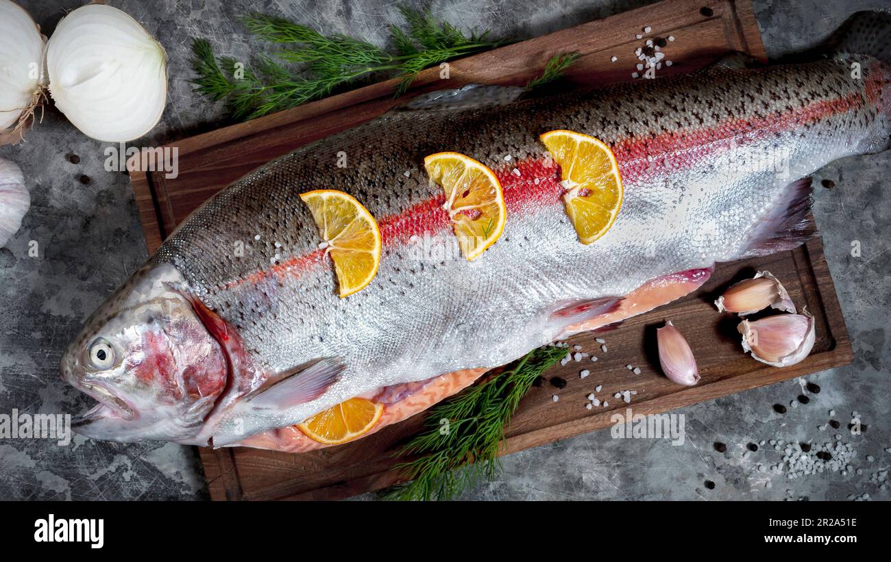 Taglio di pesce fresco prima della cottura. Foto Stock