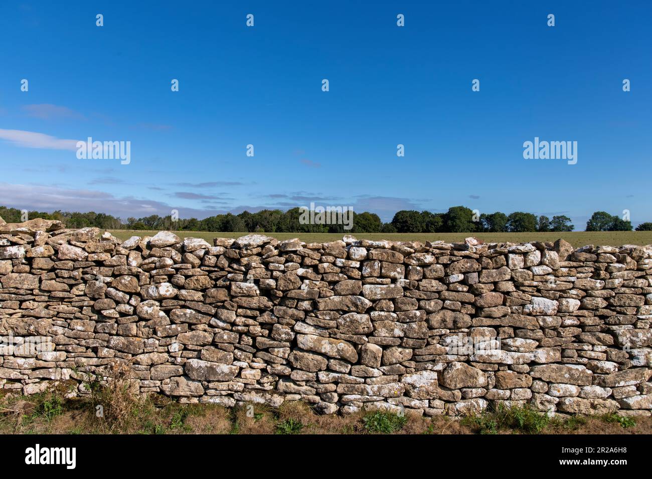 Vista frontale delle pareti di pietra calcarea a secco sulla collina di Lansdowne nelle Cotswolds, usata come difesa dove la prima battaglia della Guerra civile inglese di Los Angeles Foto Stock