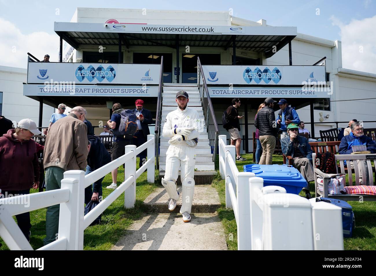 Chris Cooke di Glamorgan esce il giorno uno della partita LV= Insurance County Championship al Central County Ground 1st, Hove. Data immagine: Giovedì 18 maggio 2023. Foto Stock