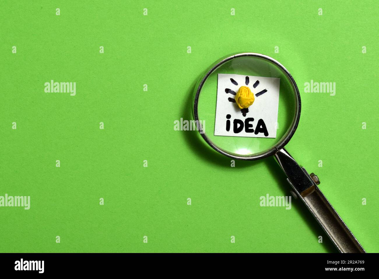 Concetto carta sgualcita lampadina metafora per la buona idea Foto Stock