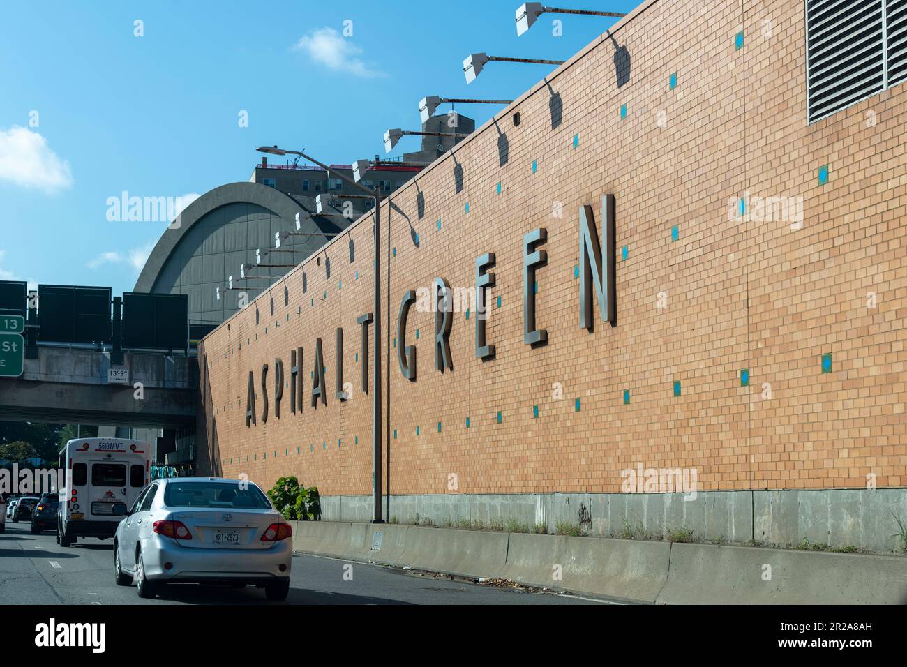 New York City, NY, USA-agosto 2022; vista in direzione sud sulla FDR Drive all'ex Municipal Asphalt Plant (centro fitness) Foto Stock