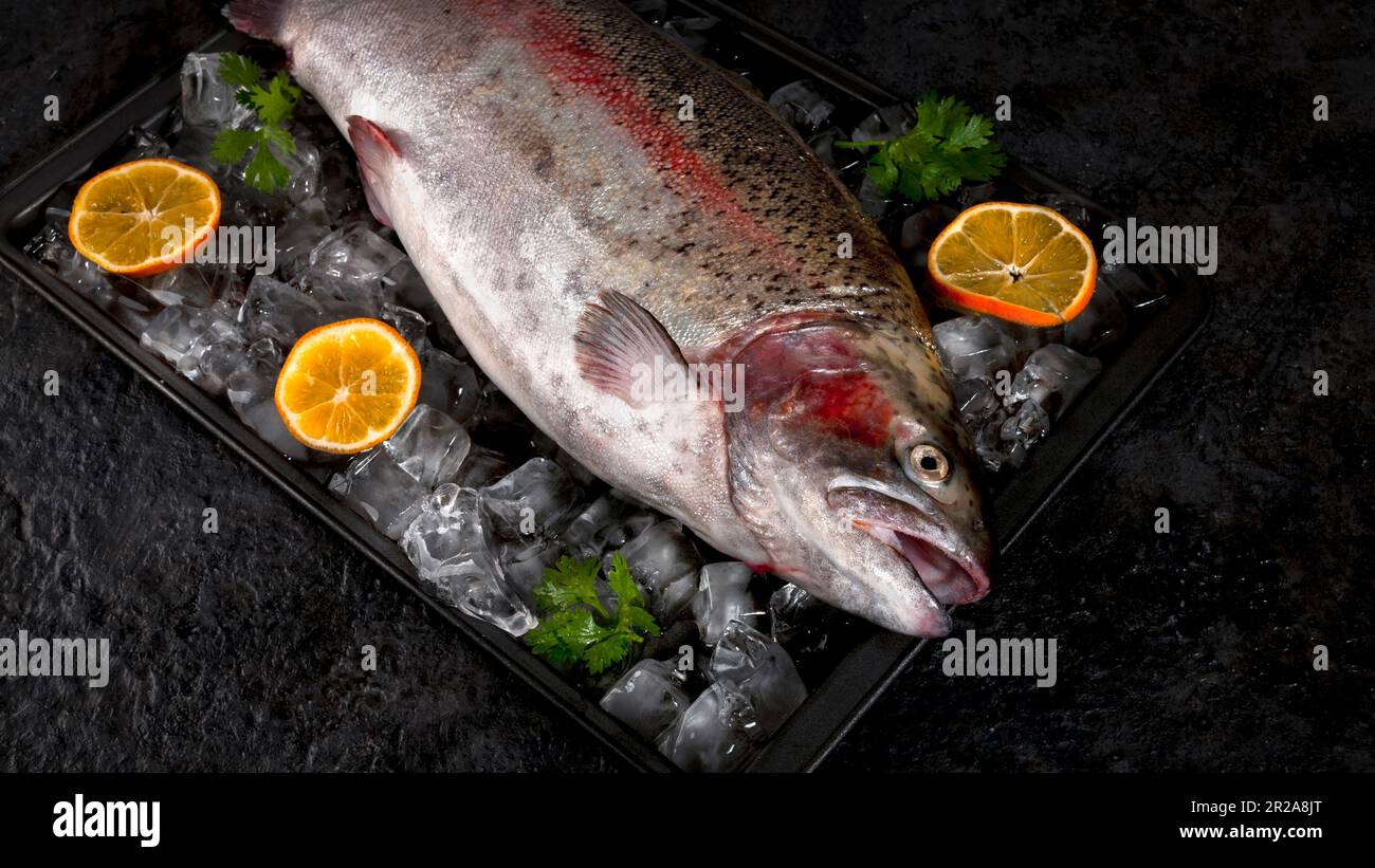Taglio di pesce fresco prima della cottura. Foto Stock