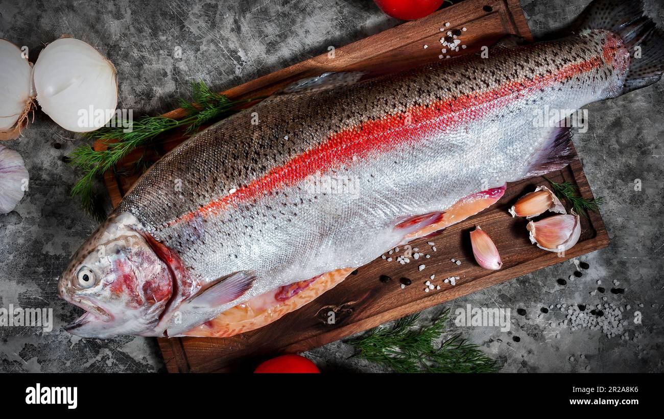 Taglio di pesce fresco prima della cottura. Foto Stock