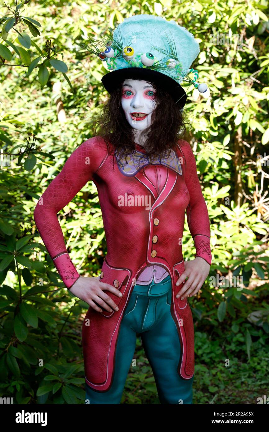 GEEK ART - Bodypainting e trasformazione: Alice nel paese delle meraviglie fotografa con Julia come il Mad Hatter nel giardino Czarnecki. Hamelin il 18 maggio 2023 - Progetto del fotografo Tschiponnique Skupin e del bodypainter Enrico Lein Foto Stock