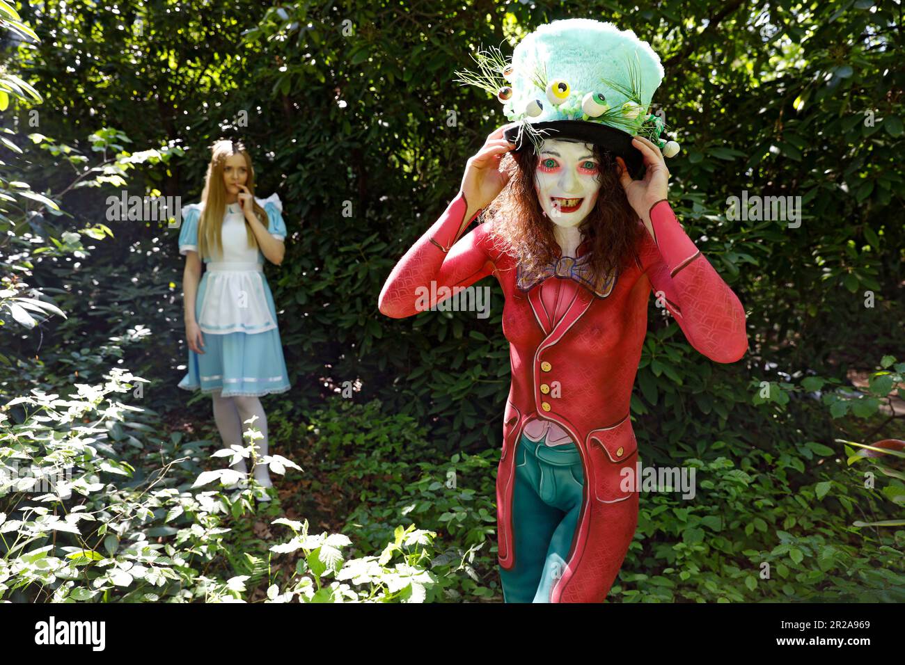 GEEK ART - Bodypainting e Transformaking: Alice nel paese delle meraviglie fotografa con Melina come Alice e Julia come la Mad Hatter nel giardino Czarnecki. Hamelin il 18 maggio 2023 - Un progetto del fotografo Tschiponnique Skupin e del bodypainter e trasformatore Enrico Lein Foto Stock