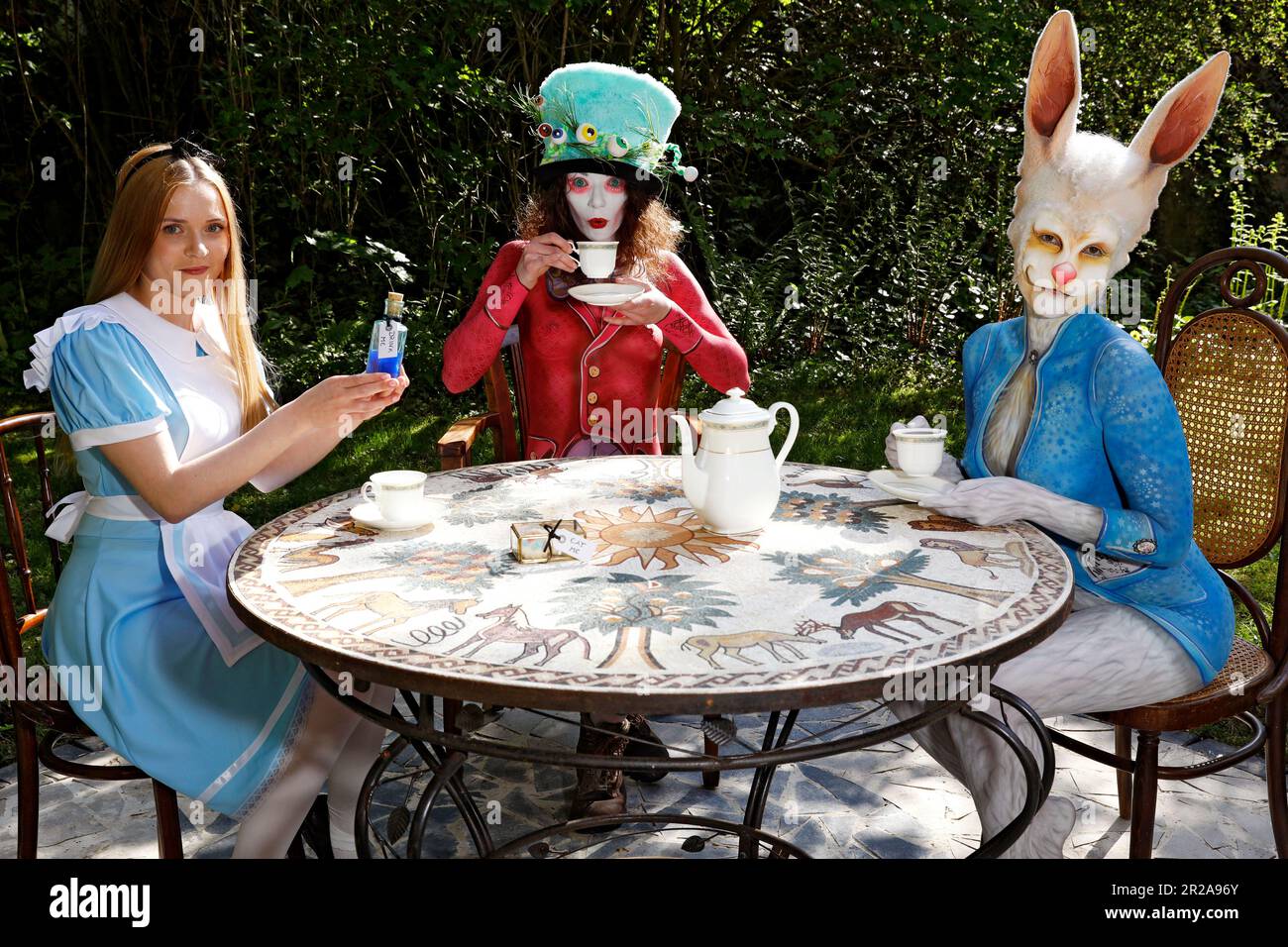 GEEK ART - Bodypainting e Transformaking: Alice nel paese delle meraviglie fotografa con Melina come Alice, Julia come Mad Hatter e Janina come coniglio bianco nel giardino Czarnecki. Hamelin il 18 maggio 202 - Progetto del fotografo Tschiponnique Skupin e del bodypainter Enrico Lein Foto Stock