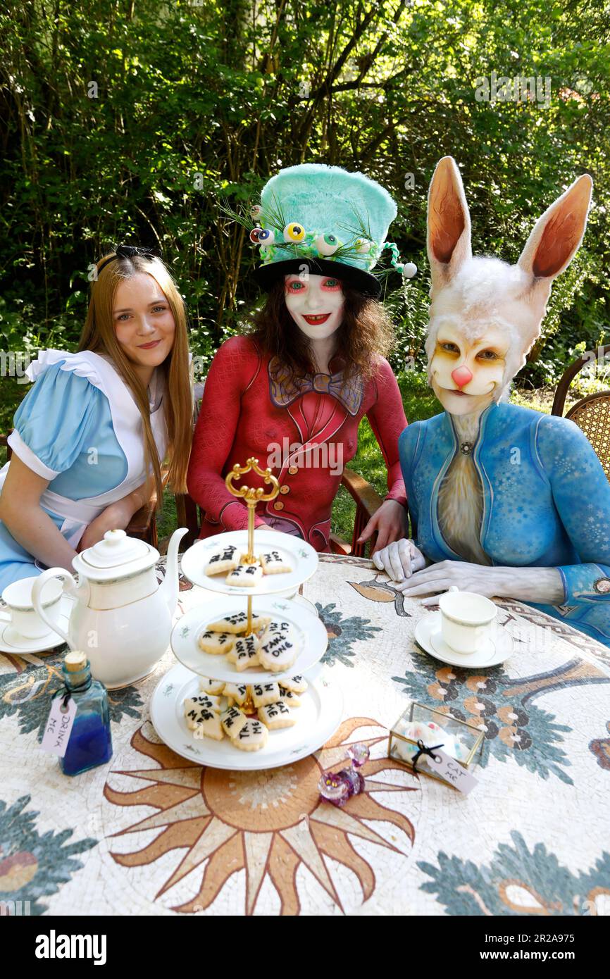 GEEK ART - Bodypainting e Transformaking: Alice nel paese delle meraviglie fotografa con Melina come Alice, Julia come Mad Hatter e Janina come coniglio bianco nel giardino Czarnecki. Hamelin il 18 maggio 202 - Progetto del fotografo Tschiponnique Skupin e del bodypainter Enrico Lein Foto Stock