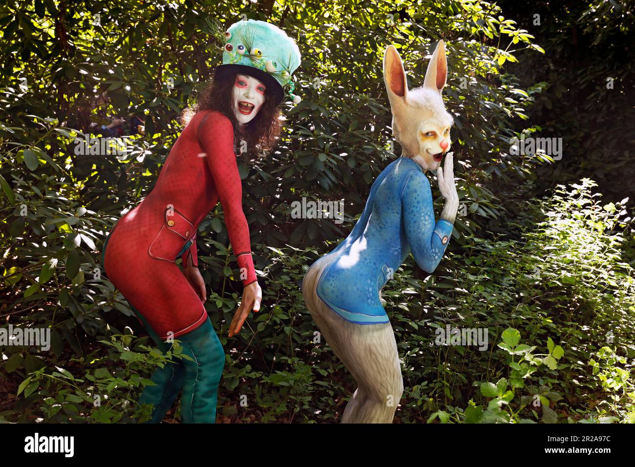 GEEK ART - Bodypainting e Transformaking: Alice nel paese delle meraviglie fotografa con Julia come Mad Hatter e Janina come coniglio bianco nel giardino Czarnecki. Hamelin il 18 maggio 2023 - Progetto del fotografo Tschiponnique Skupin e del bodypainter Enrico Lein Foto Stock