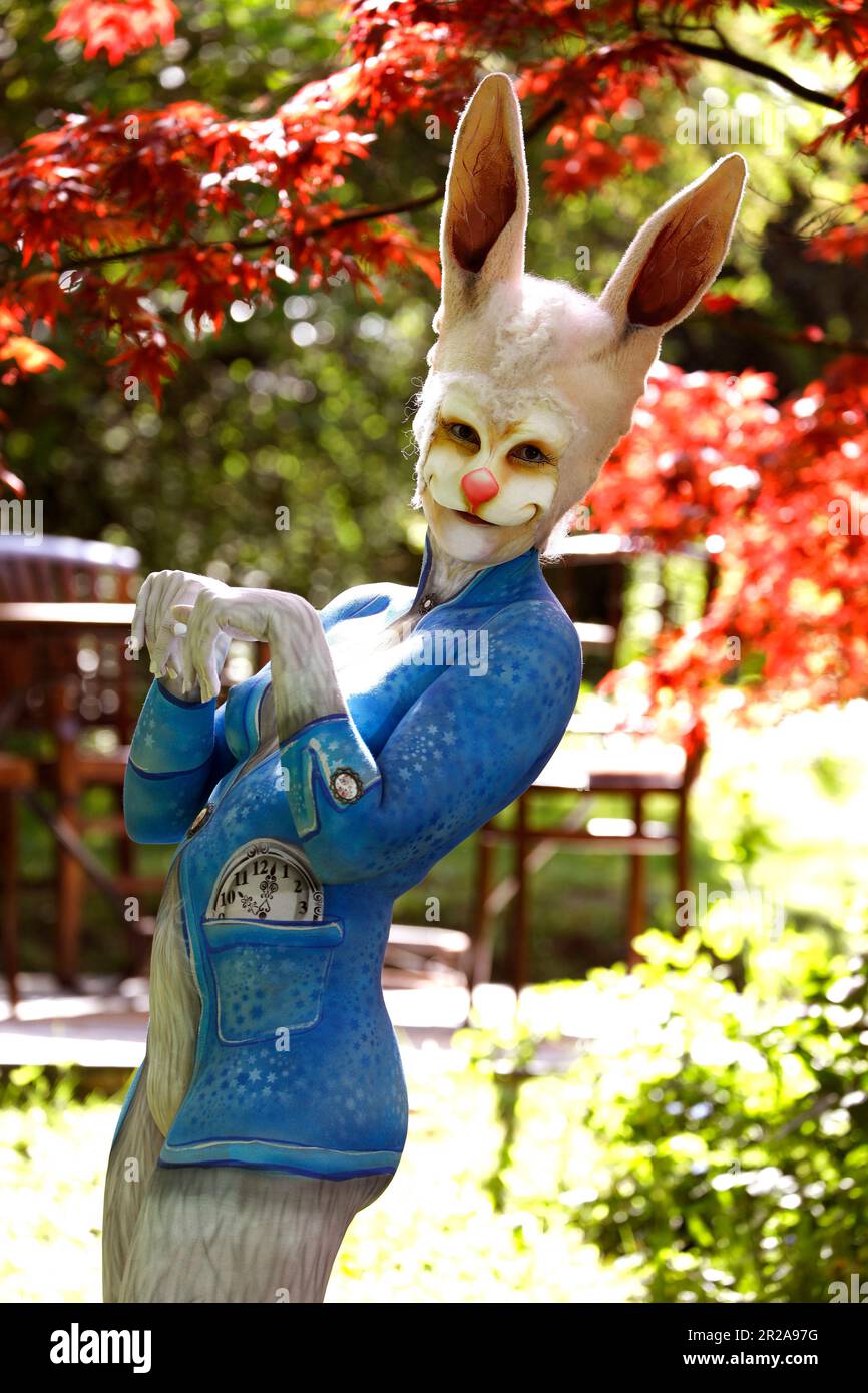 GEEK ART - Bodypainting e Transformaking: Alice nel paese delle meraviglie fotografa con Janina come coniglio bianco nel giardino Czarnecki. Hamelin il 18 maggio 2023 - Progetto del fotografo Tschiponnique Skupin e del bodypainter Enrico Lein Foto Stock