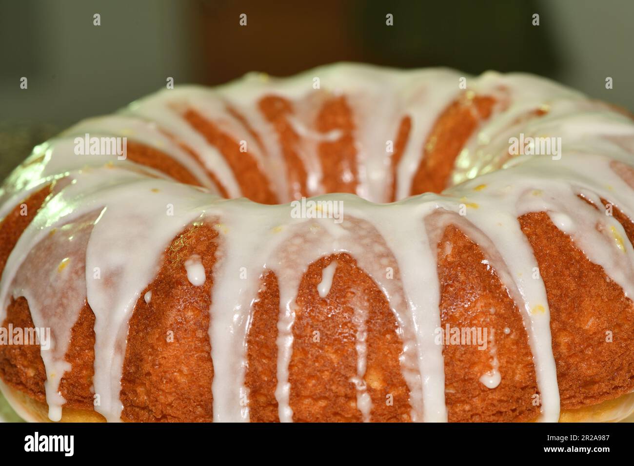 Una torta al limone appena sfornata con glassa. Foto Stock