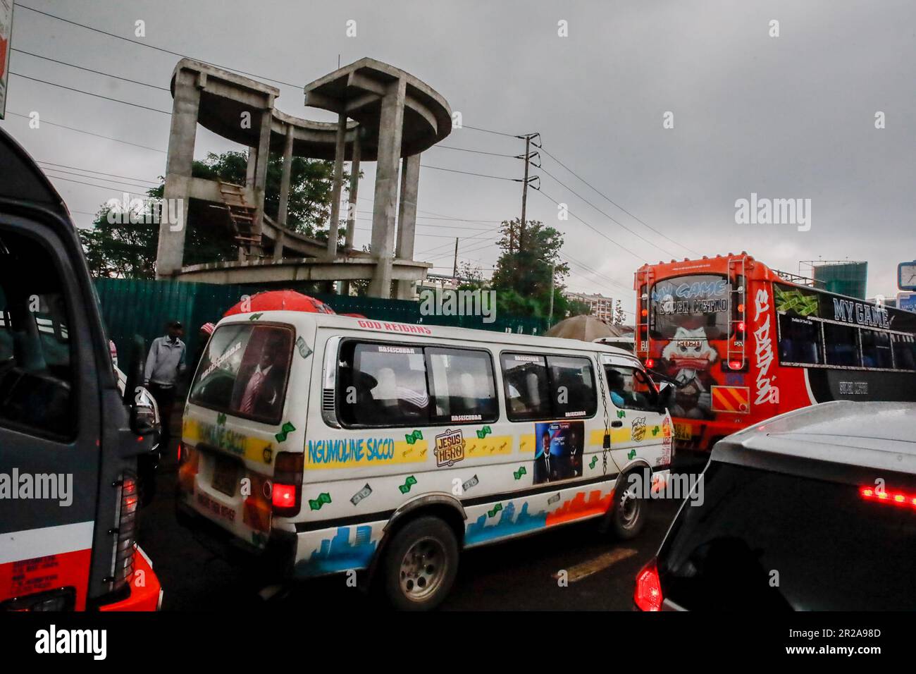 Gli automobilisti passano davanti al traffico trafficato di Nairobi. I residenti di Nairobi camminano per le strade alla ricerca di pascoli più verdi nel mezzo dell'alto costo della vita e delle turbolenze economiche. Foto Stock