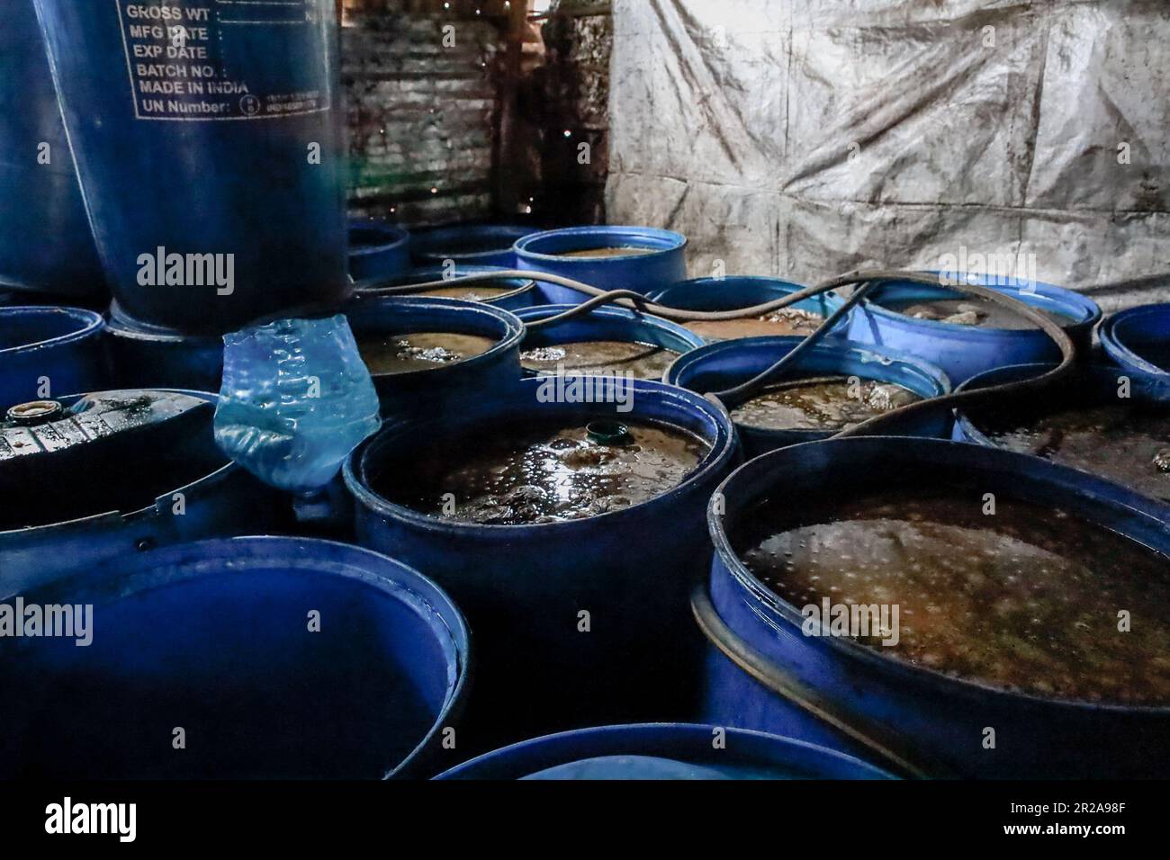 Produzione di fusti in un deposito a Kibera Slum, Nairobi. I residenti di Nairobi camminano per le strade alla ricerca di pascoli più verdi nel mezzo dell'alto costo della vita e delle turbolenze economiche. Foto Stock