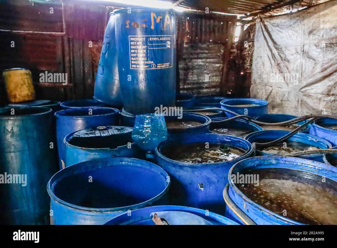 Produzione di fusti in un deposito a Kibera Slum, Nairobi. I residenti di Nairobi camminano per le strade alla ricerca di pascoli più verdi nel mezzo dell'alto costo della vita e delle turbolenze economiche. Foto Stock