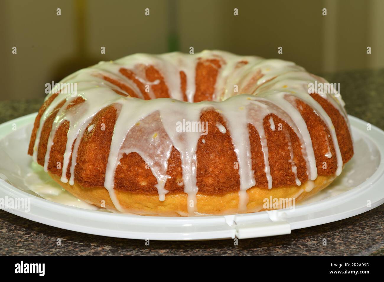 Una torta al limone appena sfornata con glassa. Foto Stock