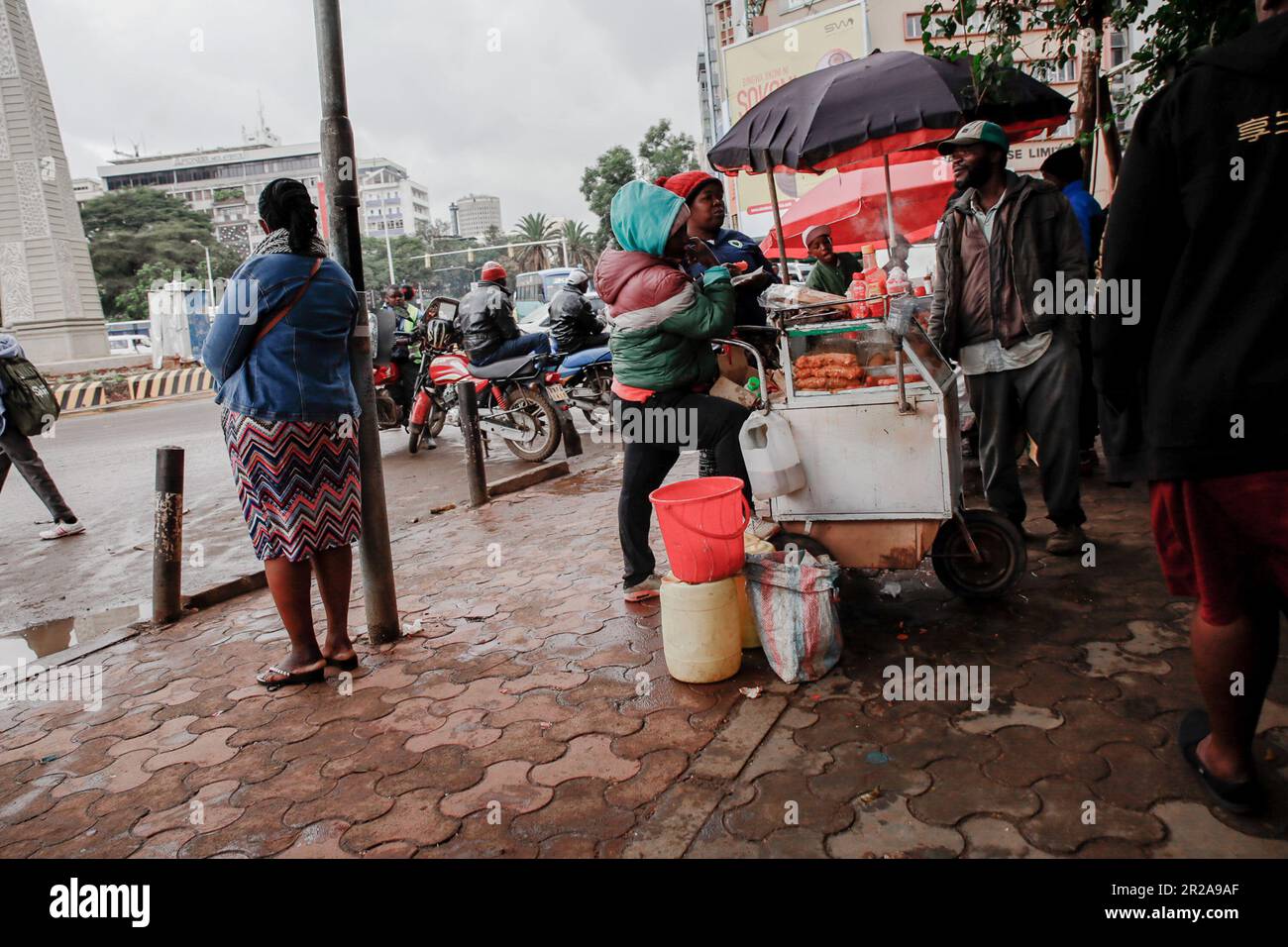 I falchi di Nairobi vendono i loro prodotti e servizi per le strade nel quartiere centrale degli affari di Nairobi. I residenti di Nairobi camminano per le strade alla ricerca di pascoli più verdi nel mezzo dell'alto costo della vita e delle turbolenze economiche. Foto Stock