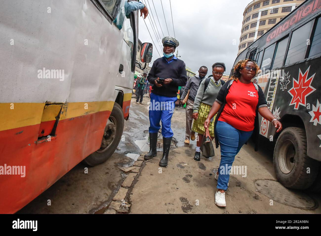 I residenti di Nairobi passano per le strade trafficate del quartiere finanziario centrale di Nairobi. I residenti di Nairobi camminano per le strade alla ricerca di pascoli più verdi nel mezzo dell'alto costo della vita e delle turbolenze economiche. Foto Stock