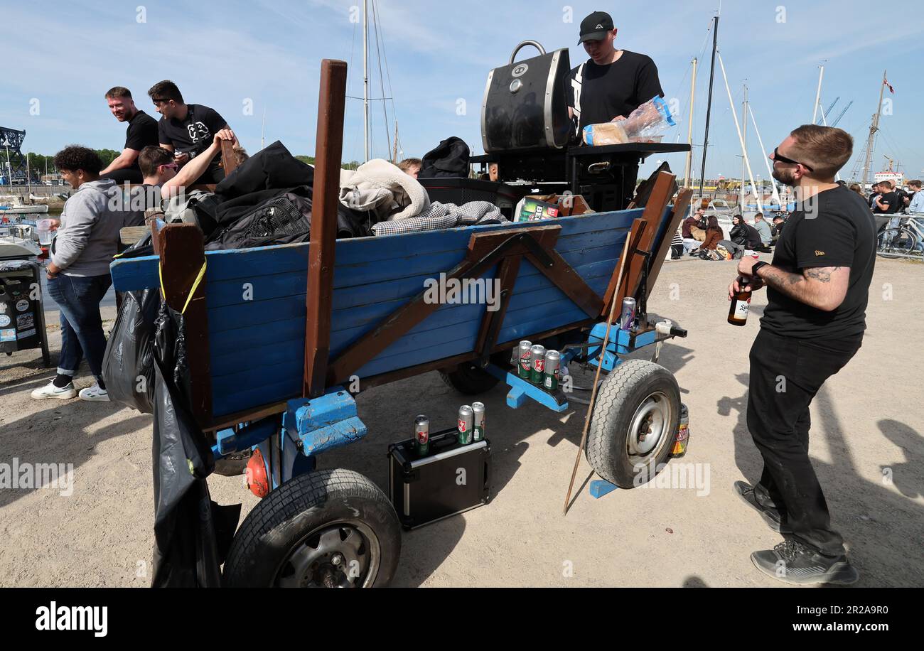 Rostock, Germania. 18th maggio, 2023. Nel porto della città sul fiume Warnow, i festaioli si sono riuniti a Herrentag con un gigante 'Bollerwagen' sul quale trasportano, tra le altre cose, il loro barbecue. Credit: Bernd Wüstneck/dpa/Alamy Live News Foto Stock