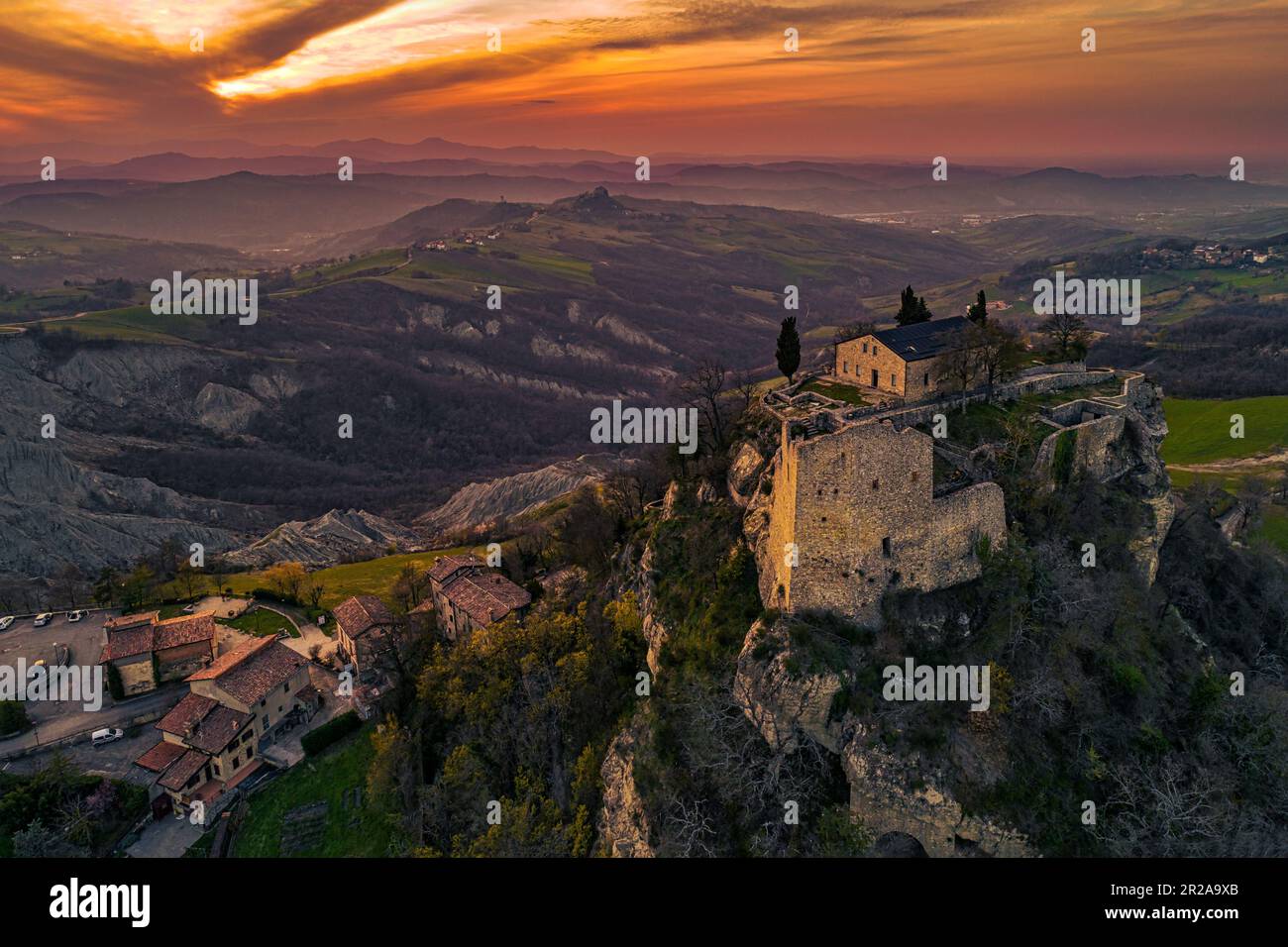 Veduta aerea dei ruderi del castello di Matilde di Canossa con i calanchi e le colline dell'Appennino emiliano sullo sfondo. Emilia Romagna Foto Stock