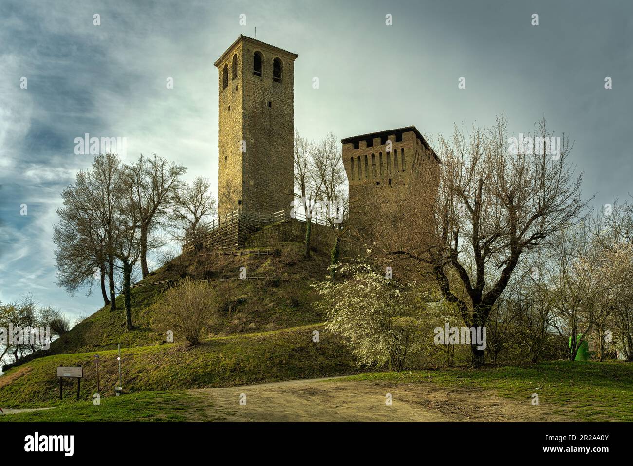 Il castello di Sarzano è uno dei castelli medievali delle terre matildiche. Casina , provincia di Reggio Emilia, Emilia Romagna, Italia, Europa Foto Stock