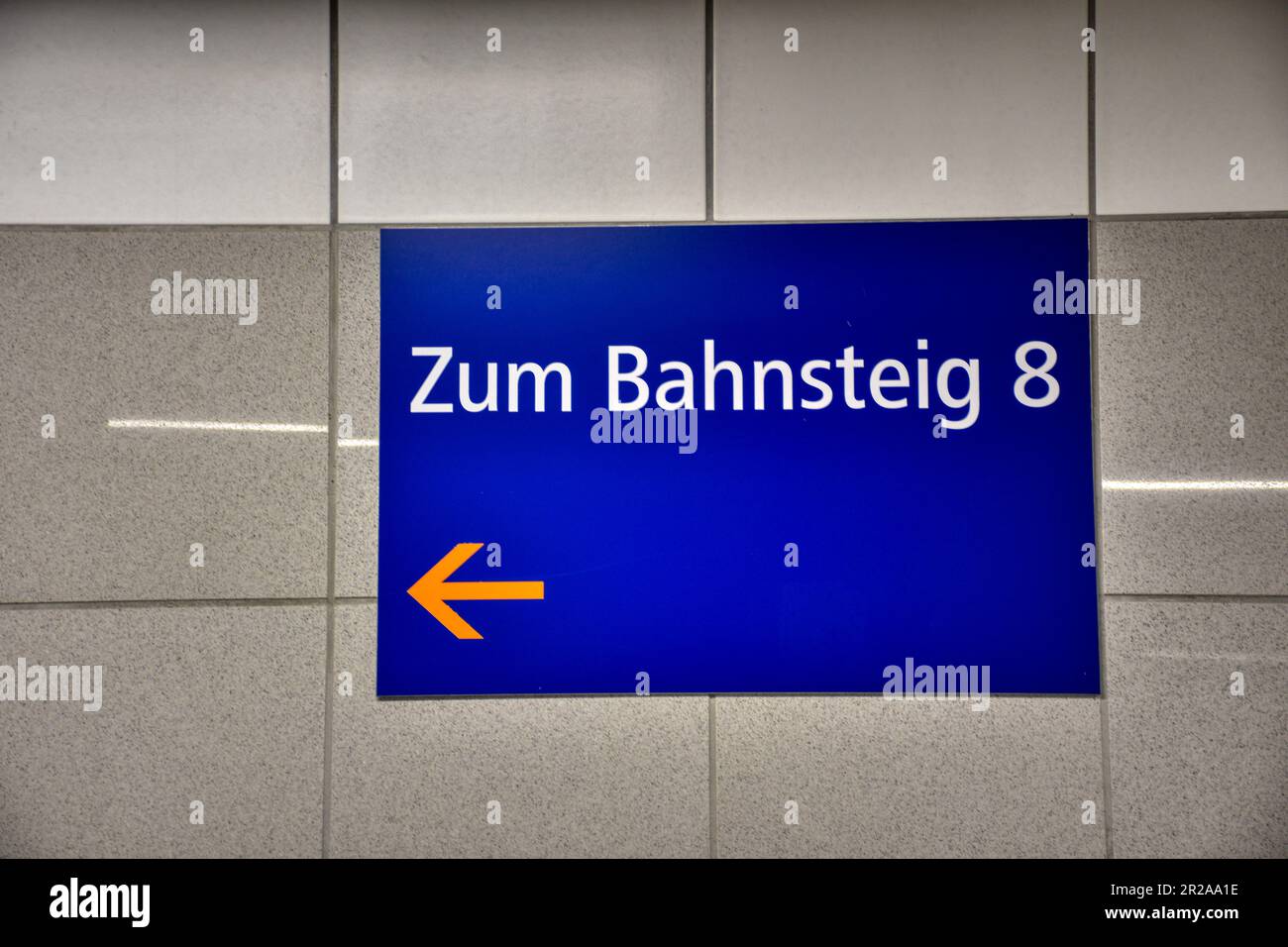 Villach, Bahnhof, Schild, Bildschirm, Uhr, Piktogramm, Symbol, Zeiger, Zeit, Zugankunft, Ziel, Ankündigung, Zugnummer, blau, informazioni, Stationsname Foto Stock