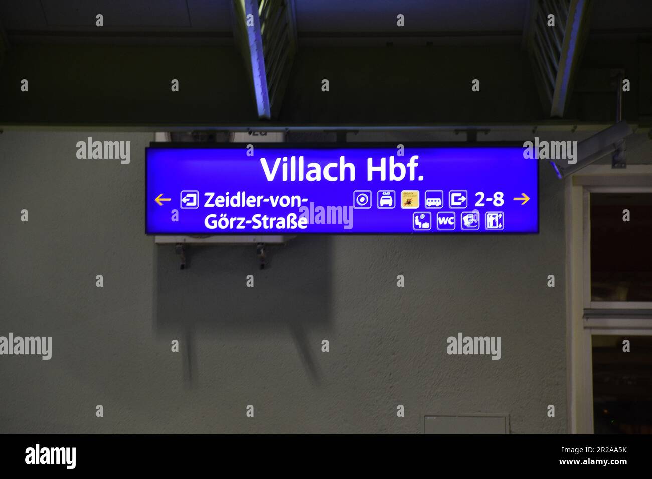 Villach, Bahnhof, Schild, Bildschirm, Uhr, Piktogramm, Symbol, Zeiger, Zeit, Zugankunft, Ziel, Ankündigung, Zugnummer, blau, informazioni, Stationsname Foto Stock